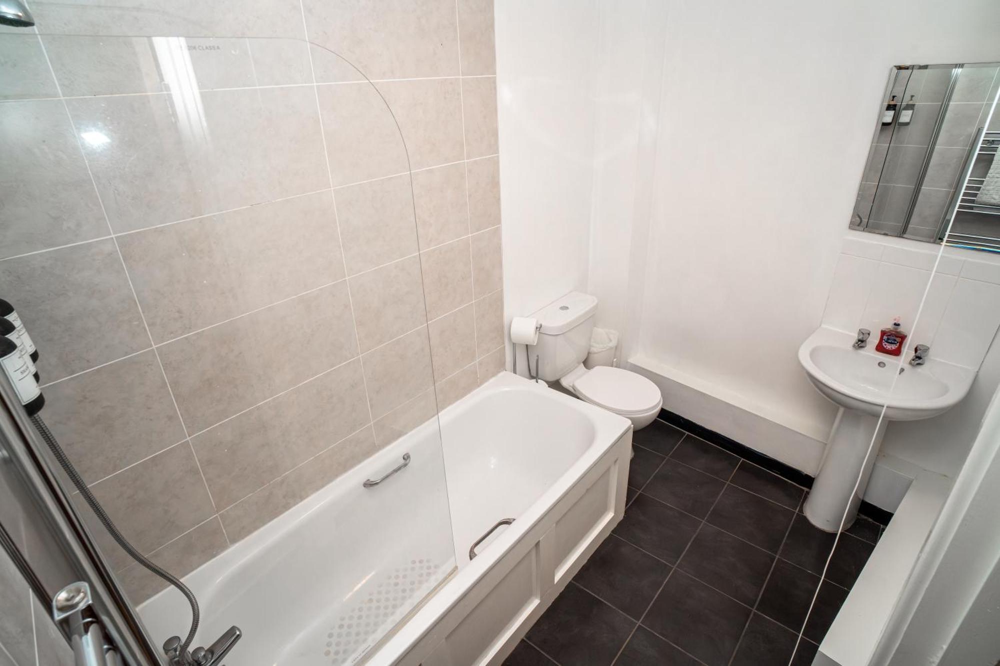 3 Bedroom Central Apartment In Belfast City Centre Exterior foto